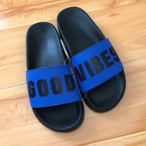 VS PINK “GOOD VIBES” slides